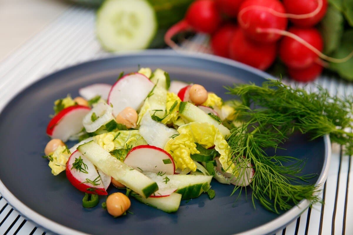 Frischer Radieschensalat mit Gurken