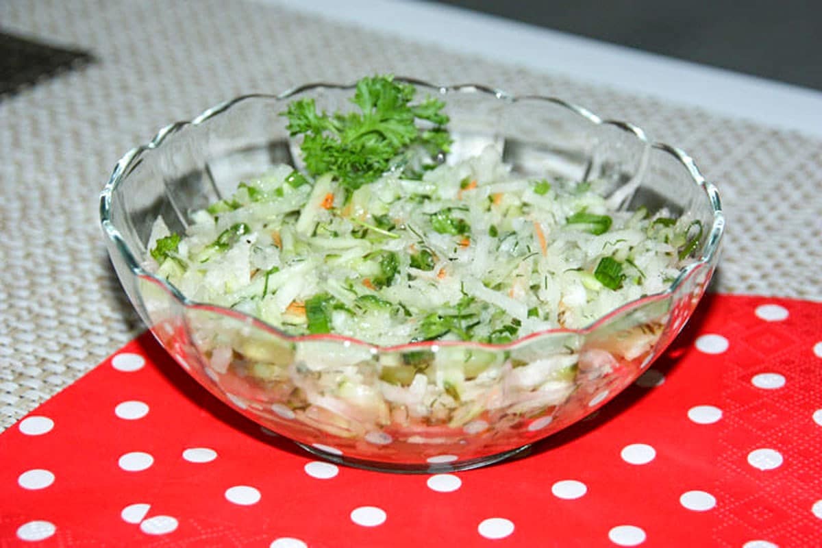 Frischer Rettichsalat mit Gurke und Lauch