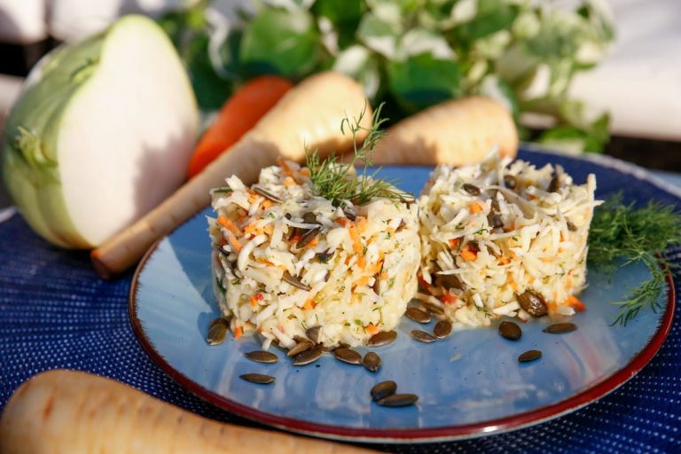 Frischer Rohkostsalat mit Pastinaken, Kohlrabi, Karotten und Apfel