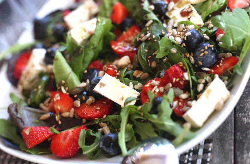 Frischer Rucola Salat mit Erdbeeren, Heidelbeeren und Feta