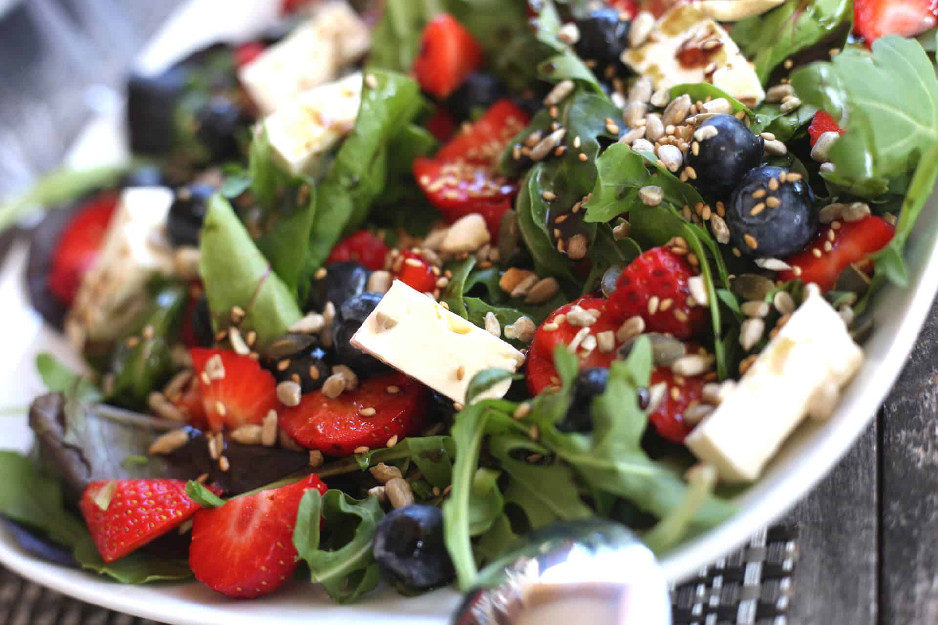 Frischer Rucola Salat mit Erdbeeren