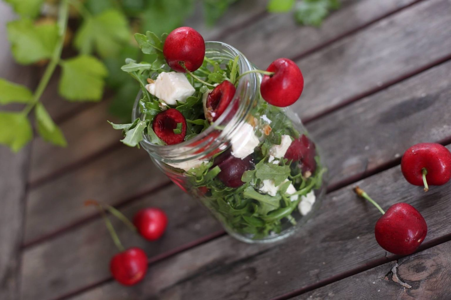 Frischer Rucola Salat mit Kirschen, Feta Käse und Essig Öl Dressing