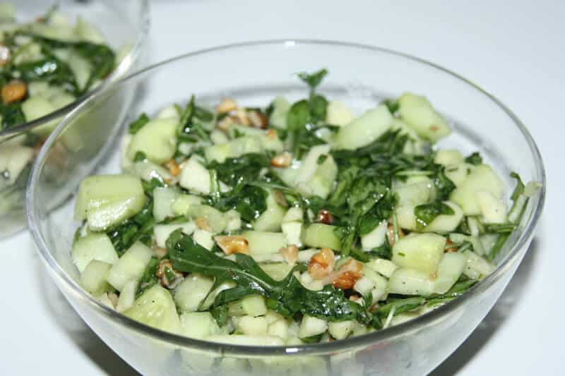 Frischer Rucola Salat mit Walnüssen, Gurken und Apfel