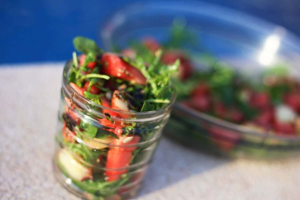 Frischer Rucola Salat mit Wassermelone und Balsamicoessig