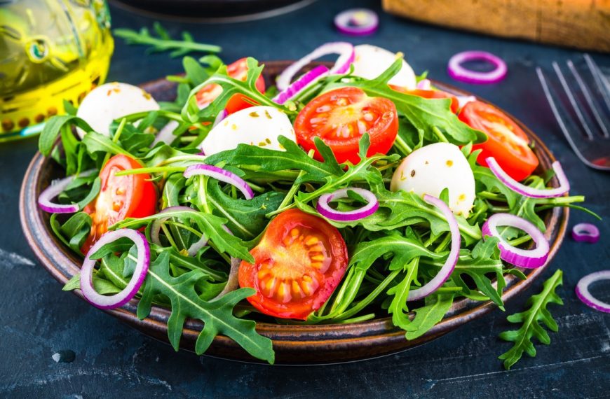 Frischer Rucolasalat mit Tomaten und Mozzarella zum Grillen