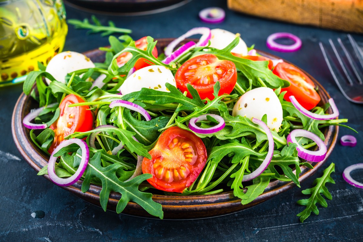 Frischer Rucolasalat mit Tomaten und Mozzarella zum Grillen