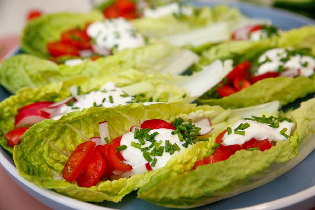 Frischer Salat Snack mit Romana, Gurken, Radieschen und Tomaten