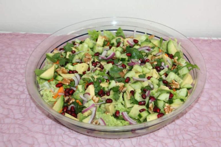 Salat im Glas mit Tomaten, Gurken, Mais und Avocado Dressing