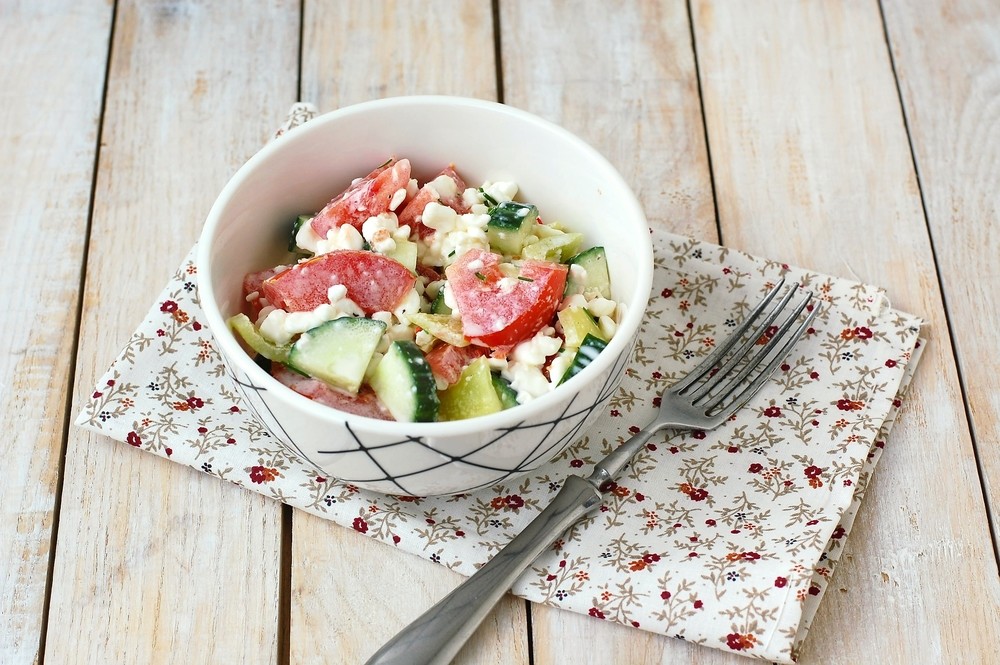 Frischer Salat mit Gurken