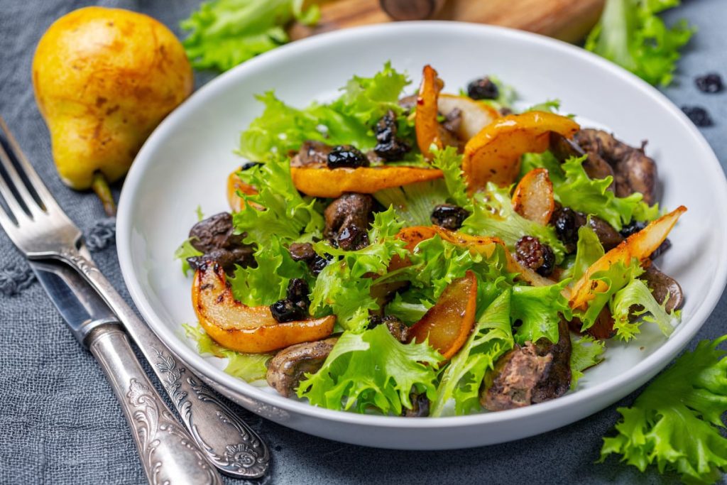 Sommersalat mit Birnen, Käse und karamellisierten Nüssen