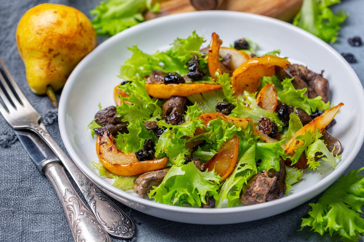 Frischer Salat mit Hühnerleber und karamellisierten Birnen