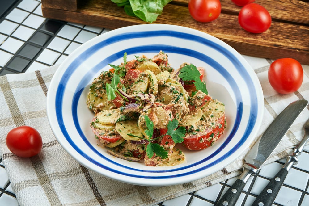 Frischer Salat mit Tomaten