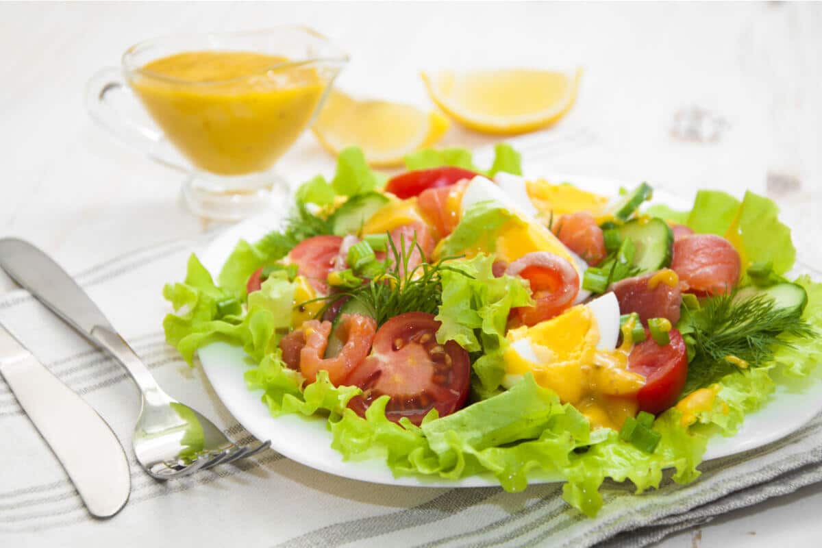 Frischer Salat mit geräuchertem Lachs und Tomaten