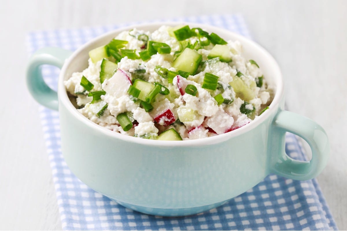 Frischer Salat zum Grillen mit Quark