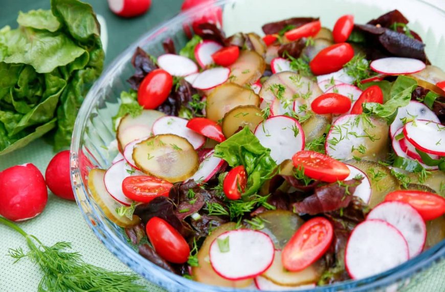 Frischer Sommersalat aus Romanaherzen, Radieschen und Gurken