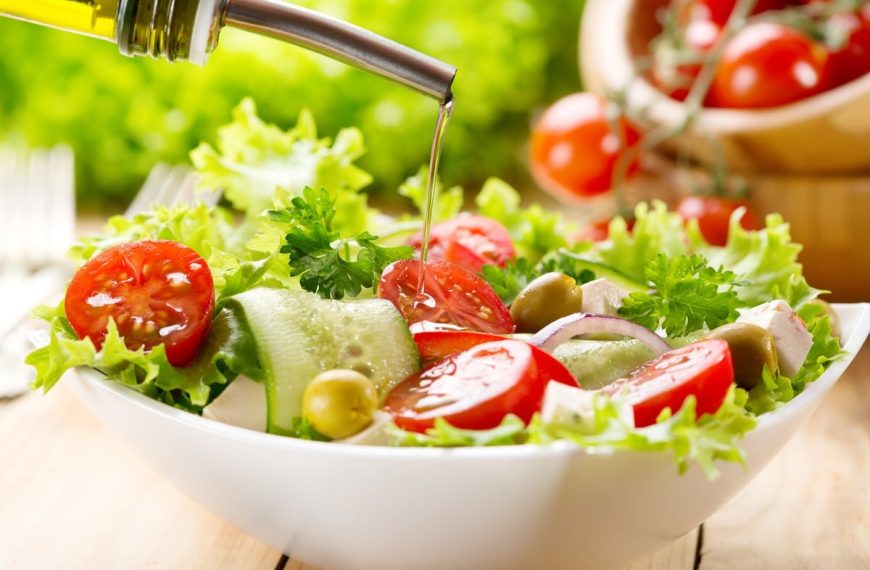 Frischer Sommersalat mit Gemüse und Senfdressing | Salat zum Grillen