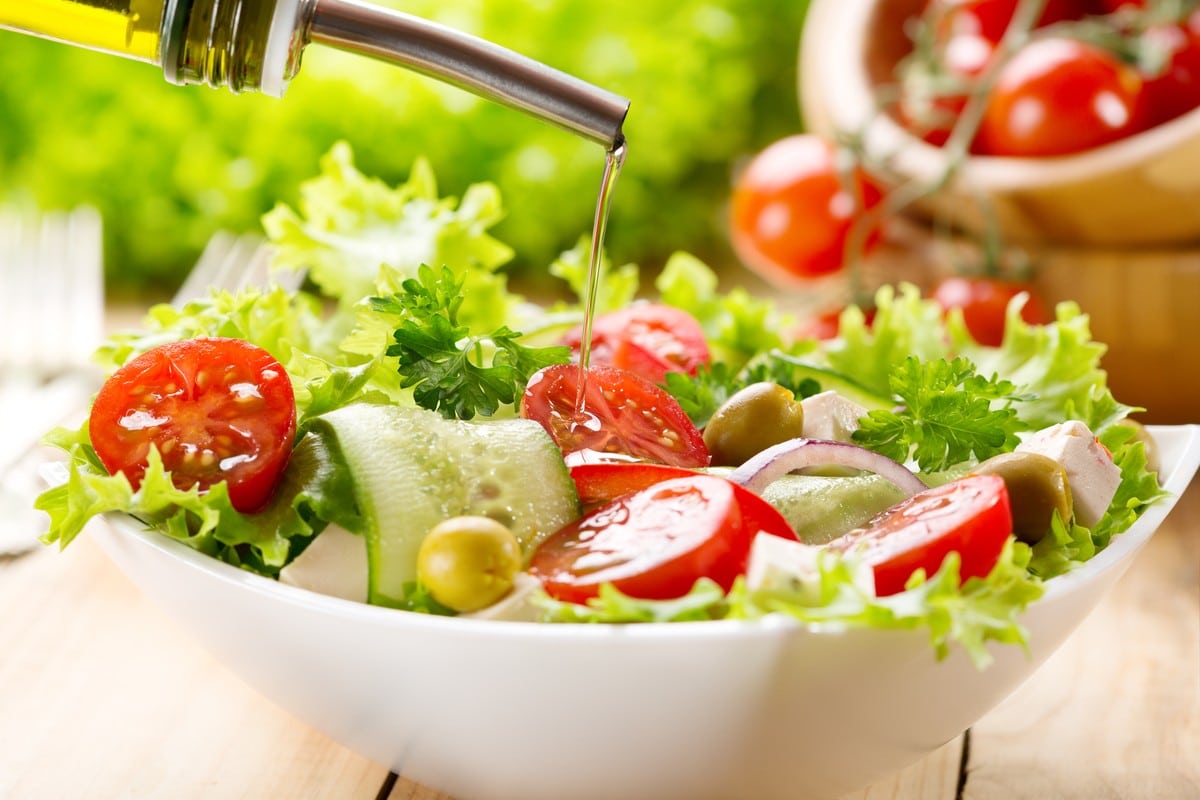 Frischer Sommersalat mit Gemüse und Senfdressing | Salat zum Grillen