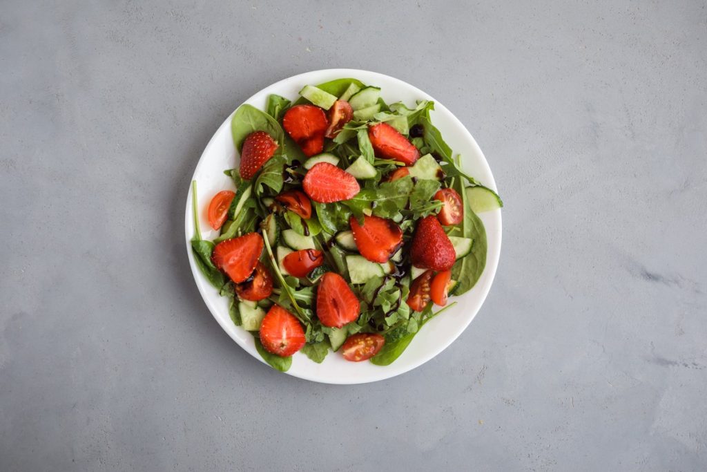 Frischer Sommersalat mit Gurken