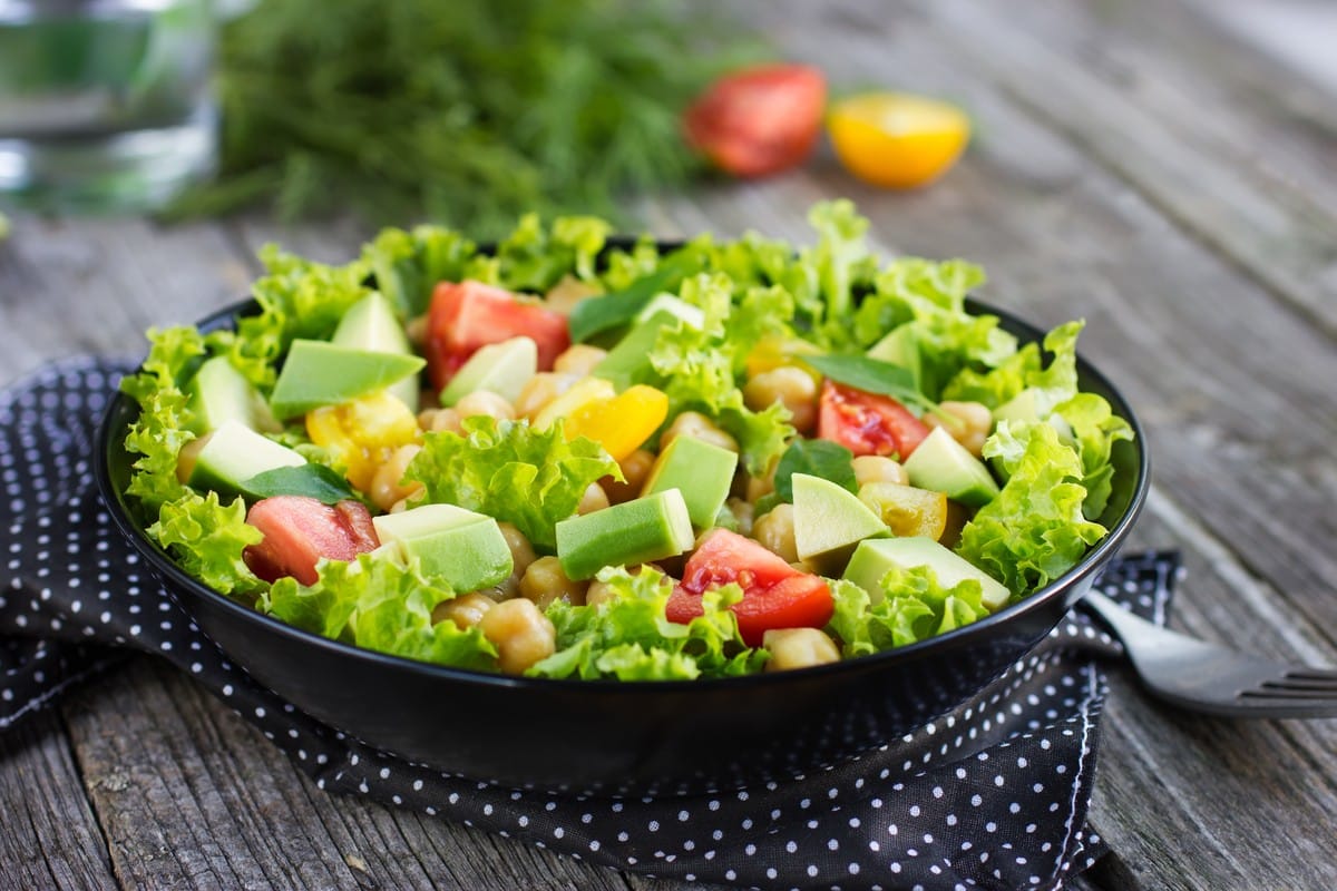 Frischer Sommersalat mit Kichererbsen, Tomaten und Avocado