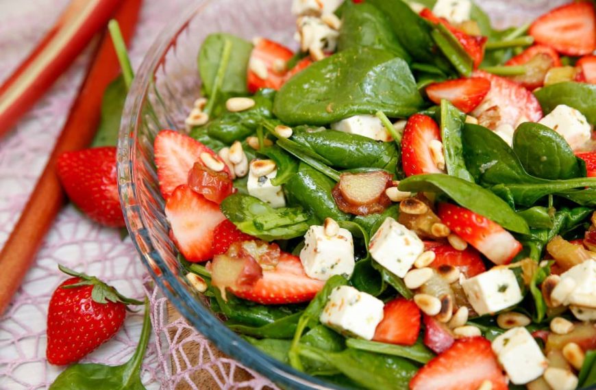 Frischer Spinat Salat mit Erdbeeren, Rhabarber und Feta