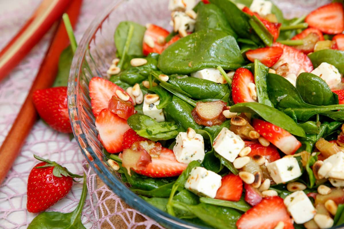 Frischer Spinat Salat mit Erdbeeren und Rhabarber: Eine köstliche ...