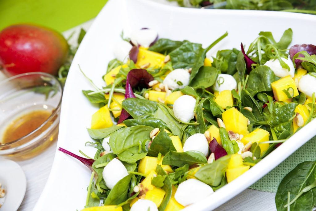 Frischer Spinatsalat mit Mango, Mozzarella und Essig Öl Dressing