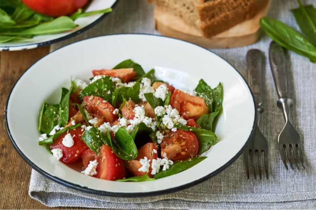 Frischer Spinatsalat mit Tomaten und Hirtenkäse