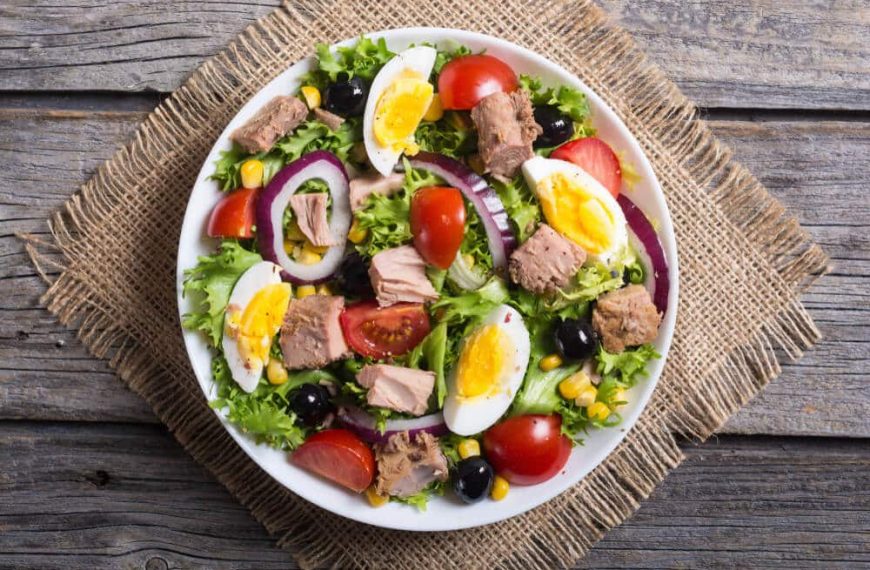 Frischer Thunfisch Salat mit Eiern, Tomaten und Salatblättern