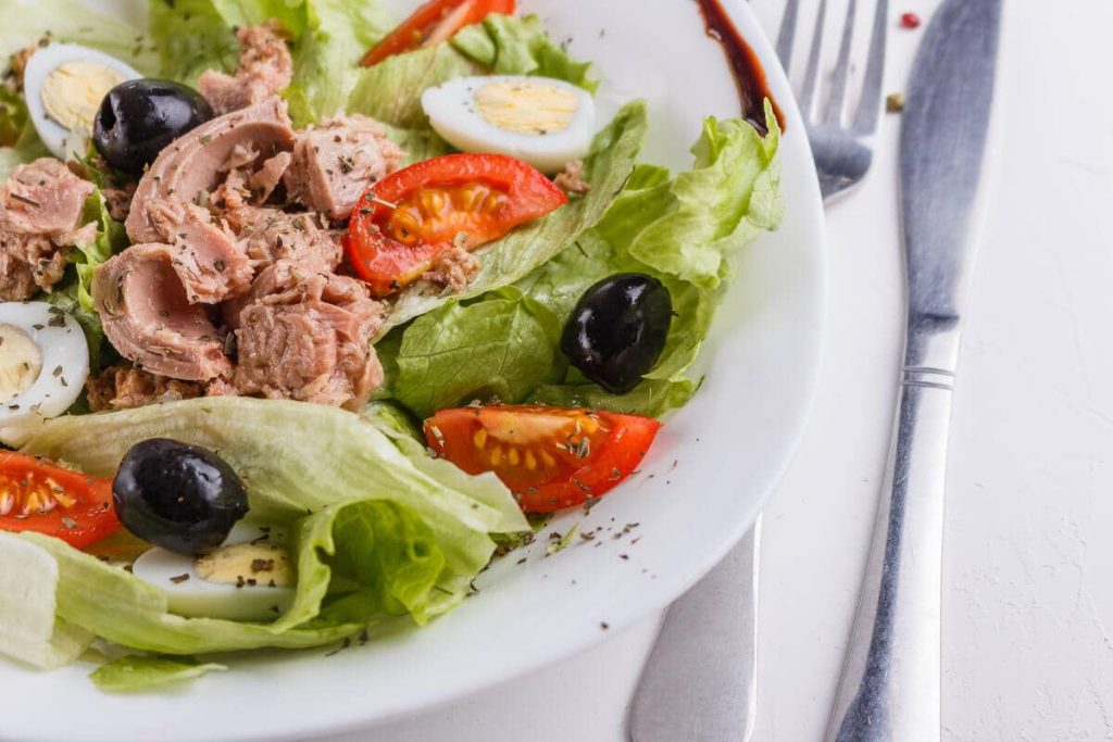 Frischer Thunfischsalat mit Eiern und Gurken
