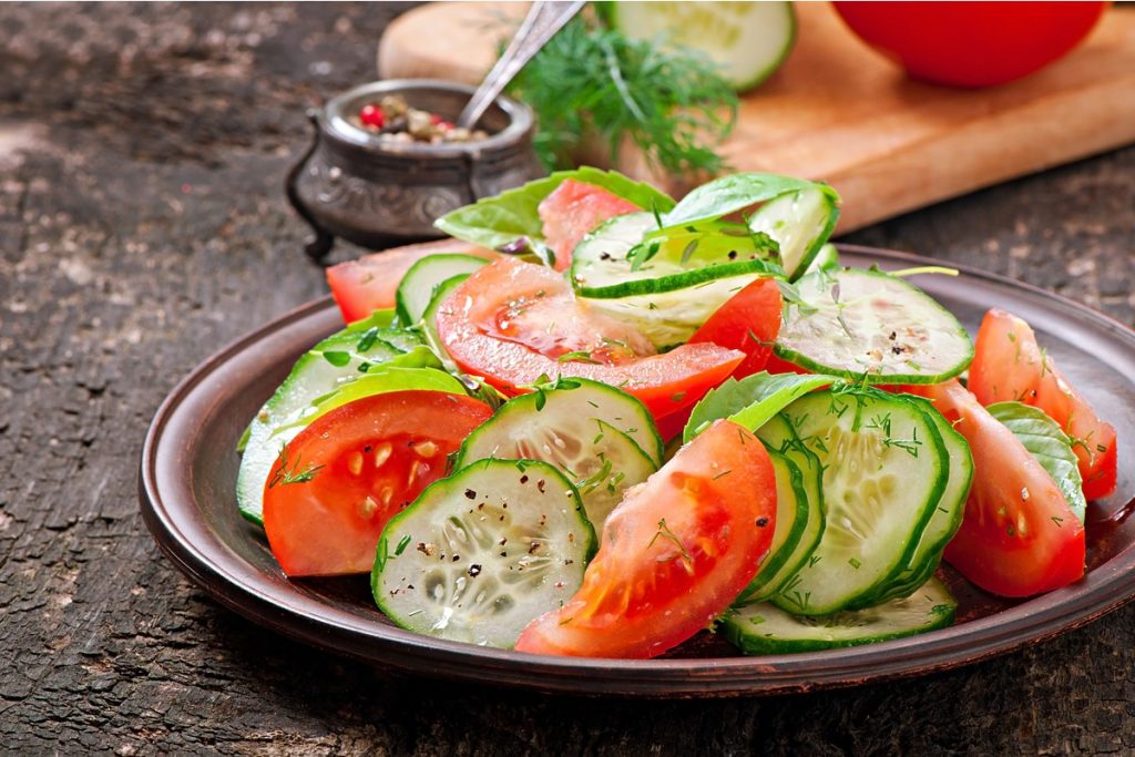 Frischer Tomatensalat mit Gurken und Dill