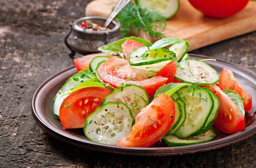 Frischer Tomatensalat mit Gurken und Dill
