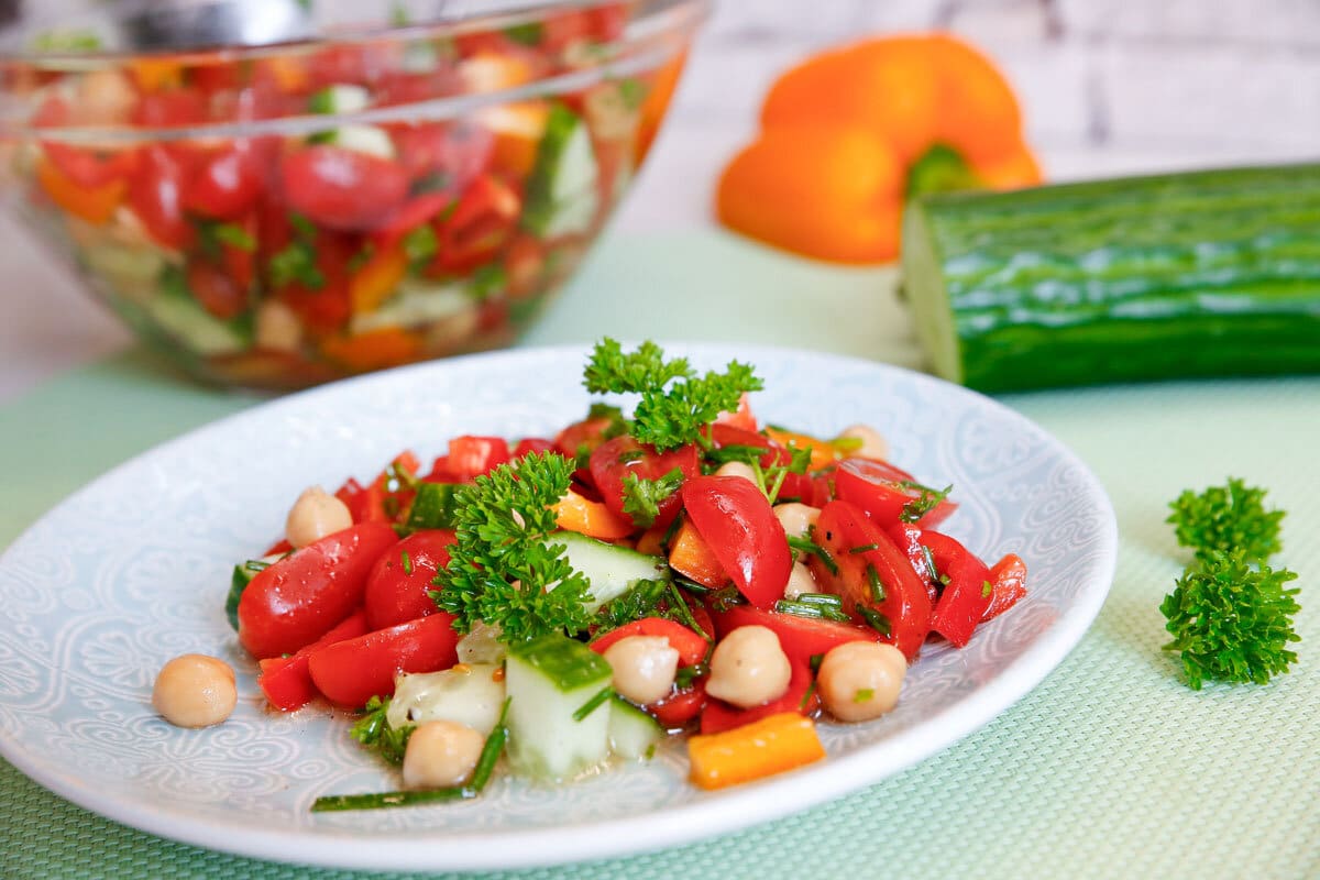 Frischer Tomatensalat mit Kichererbsen, Gurken und Paprika
