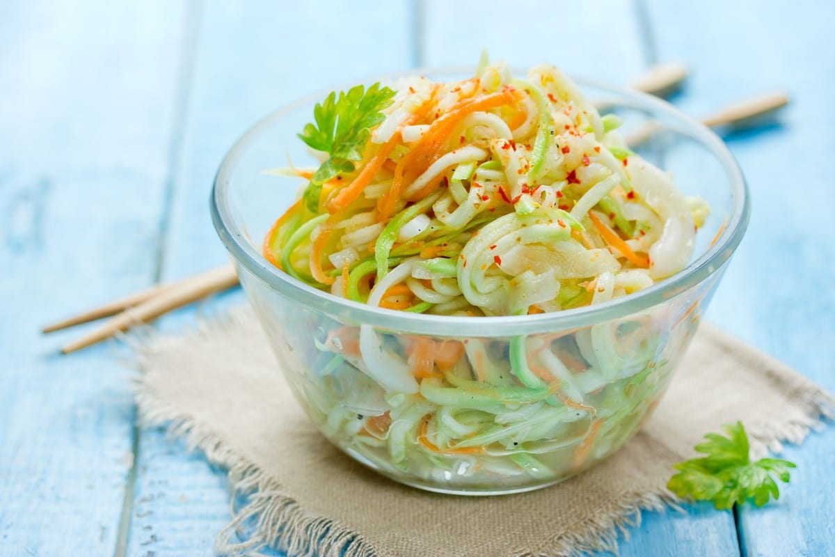 Frischer Zucchini Salat mit Karotten und Zitronendressing