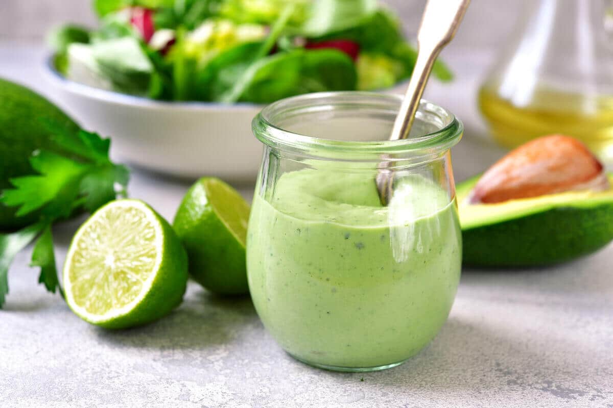 Frisches Avocado Dressing mit Joghurt und Olivenöl