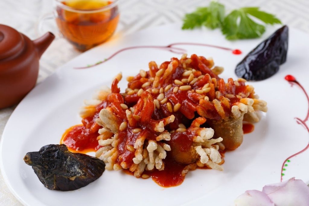 Frittierte Auberginen mit süß-sauren Sauce