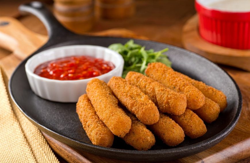 Frittierte Käsesticks mit Spinat und Knoblauch