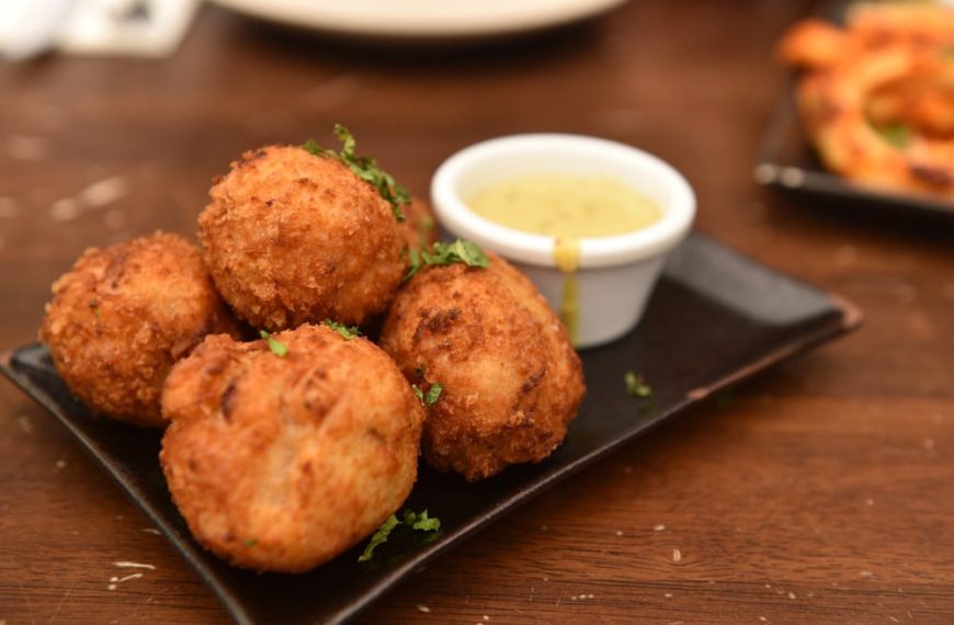 Frittierte Kartoffelklöße mit Feta und Kräutern