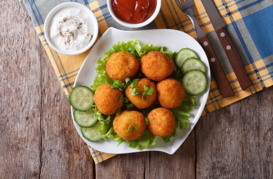 Frittierte Kroketten mit Kartoffeln und Schweinehackfleisch