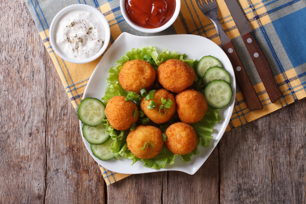 Frittierte Kroketten mit Kartoffeln und Schweinehackfleisch