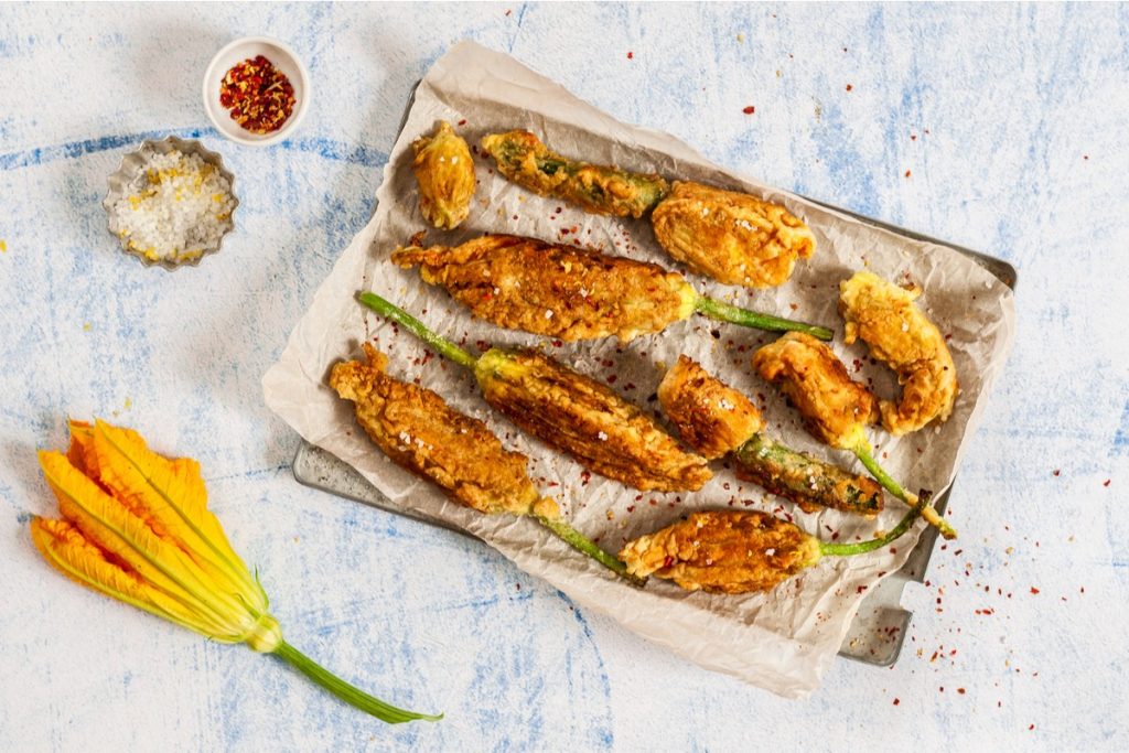 Frittierte Zucchiniblüten mit cremiger Ricotta-Mozzarella-Füllung