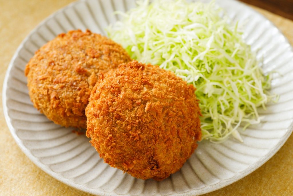 Frittierte japanische Fleischbällchen Menchi-katsu