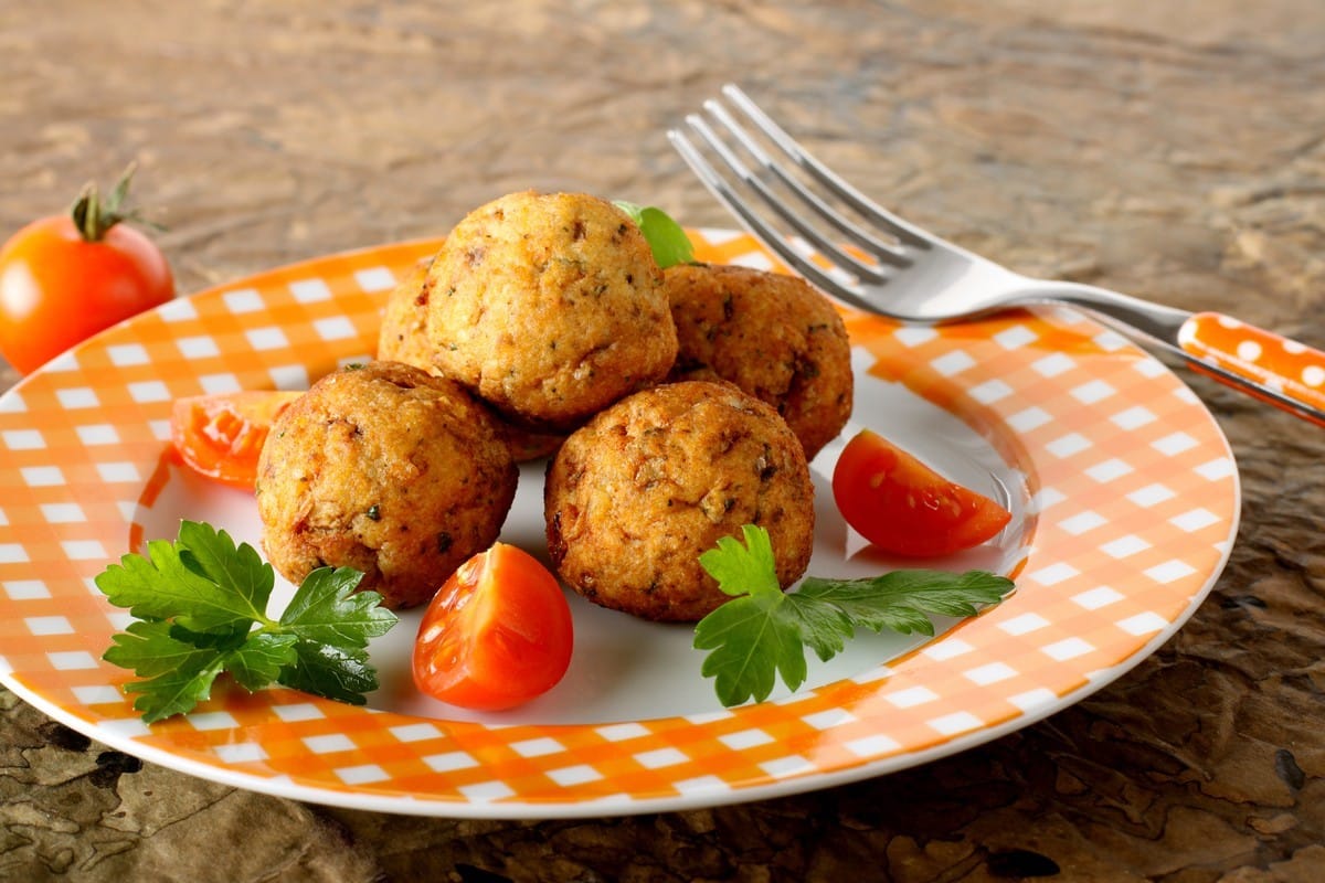 Frittierte knusprige Fischbällchen aus Seelachs mit Parmesan