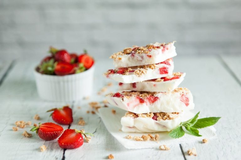 Geschichtetes Dessert mit Joghurt, Müsli und Beeren