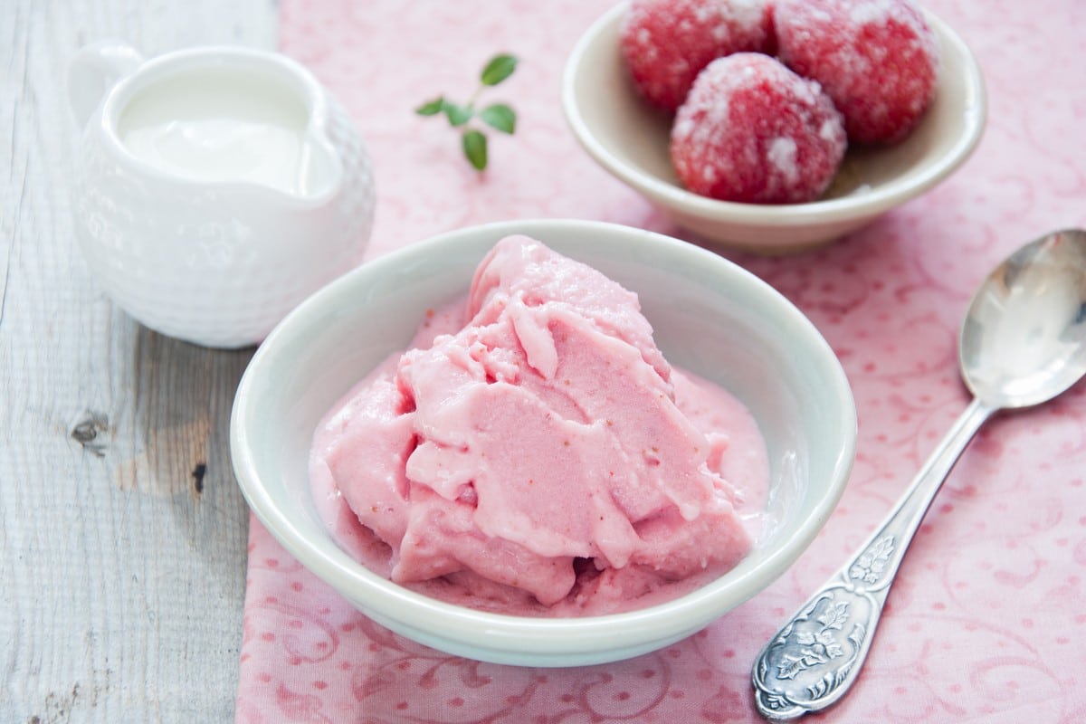 Frozen Joghurt mit Erdbeeren und Sahne