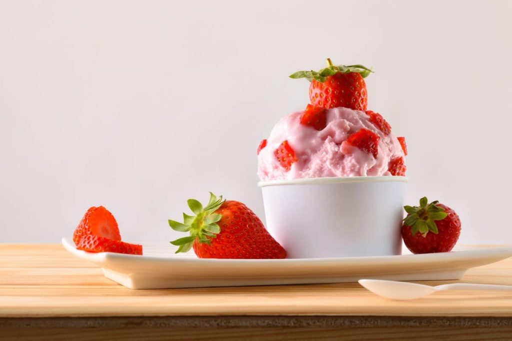 Frozen Joghurt mit Erdbeeren – Joghurteis ohne Maschine machen