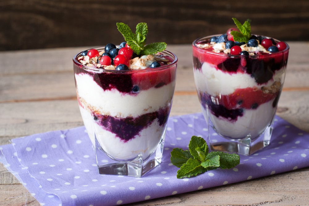 Frucht Joghurt mit Beeren und Granola