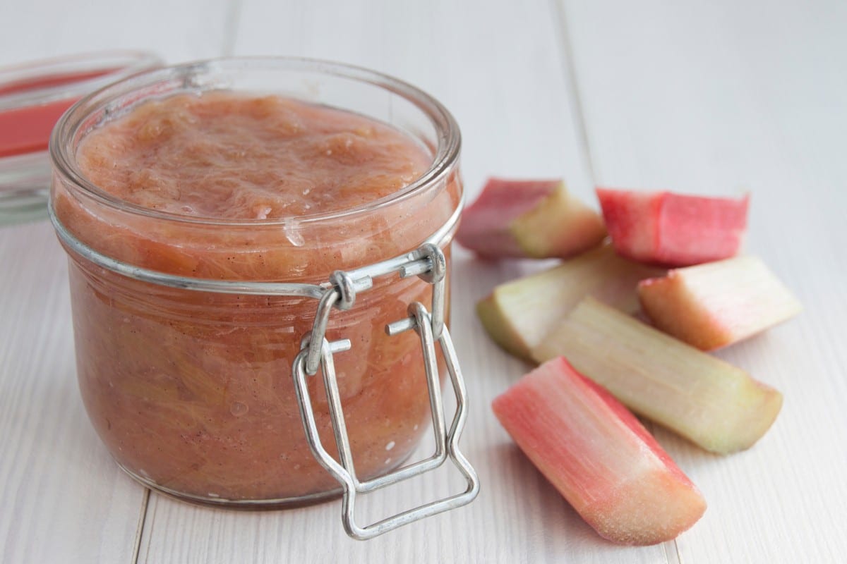 Fruchtig säuerliche Rhabarber Marmelade als Brotaufstrich