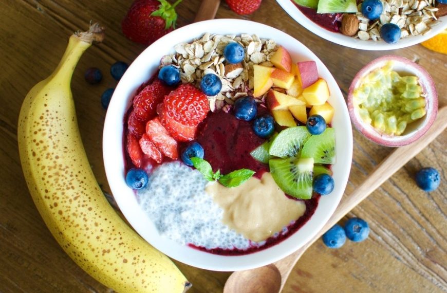 Fruchtige Acai Bowl mit Chia zum Frühstück