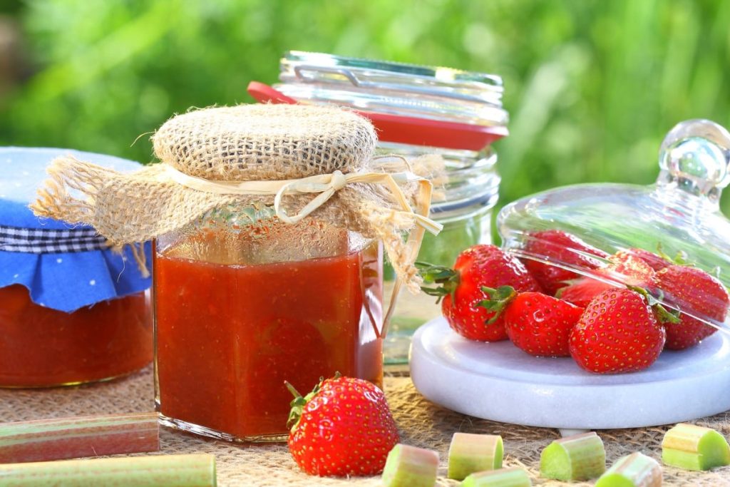 Schnelles Erdbeer Dessert mit Ricotta und Erdbeer Marmelade