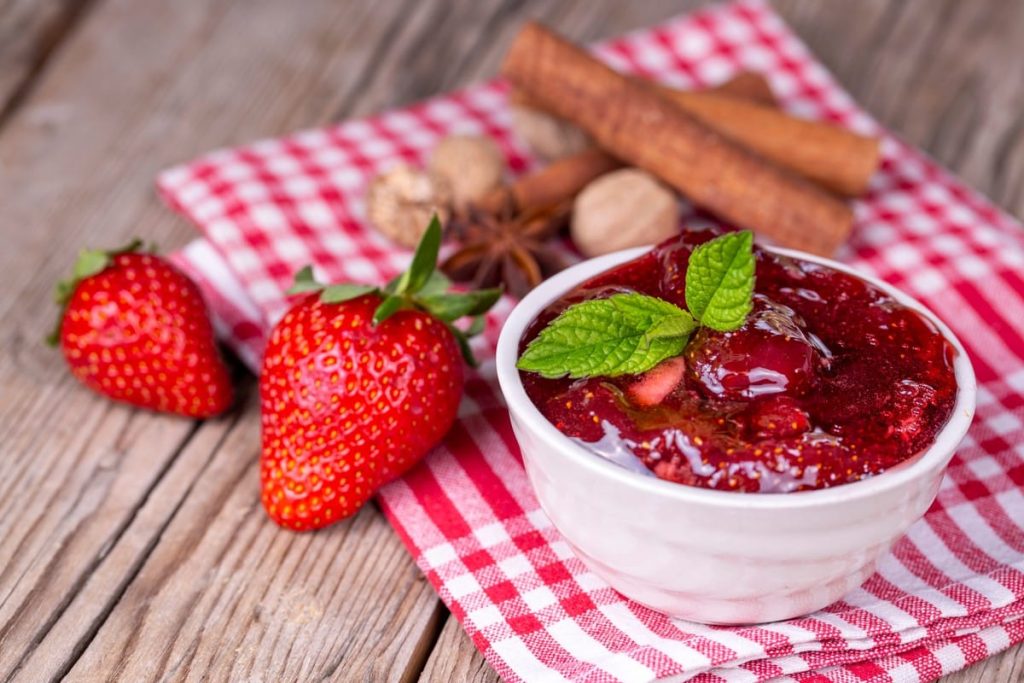 Nussecken mit Schokolade, Erdbeermarmelade und Vanille